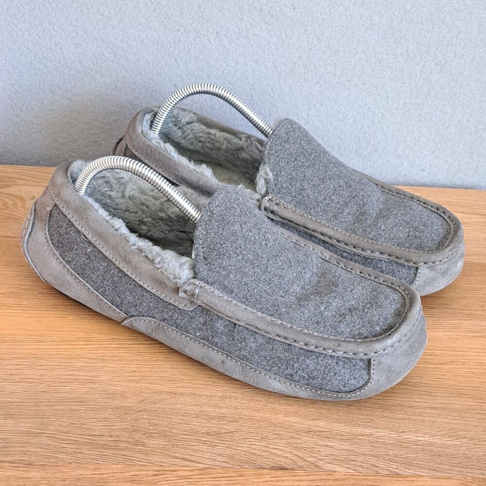 UGG Men’s Ascot Slippers Size 10 Grey Suede UGGplush Fur Lined Slip-On Loafers